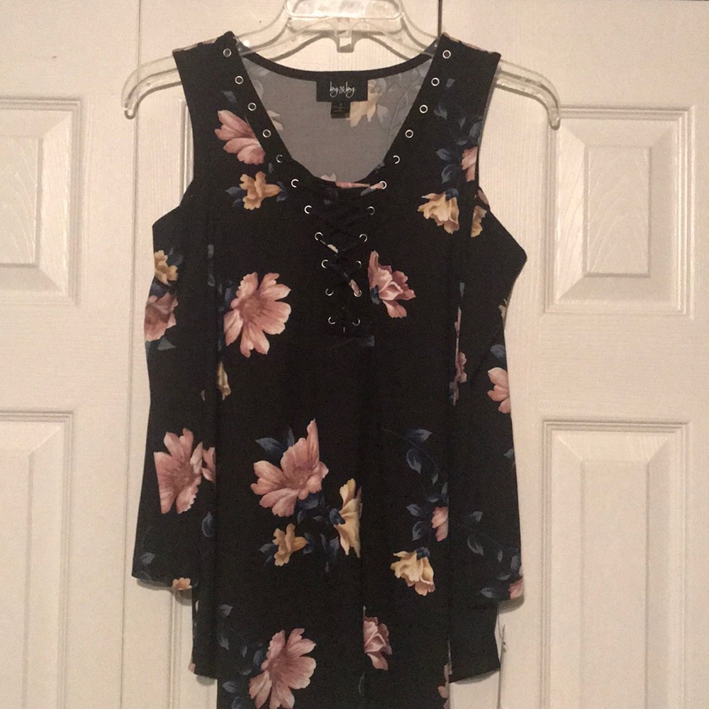 NEW! Floral Cut Out Shoulder Top
